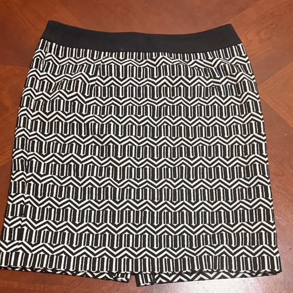 Banana Republic Black and White Zigzag textured thick Mini Skirt geo jacquard - Picture 2 of 9